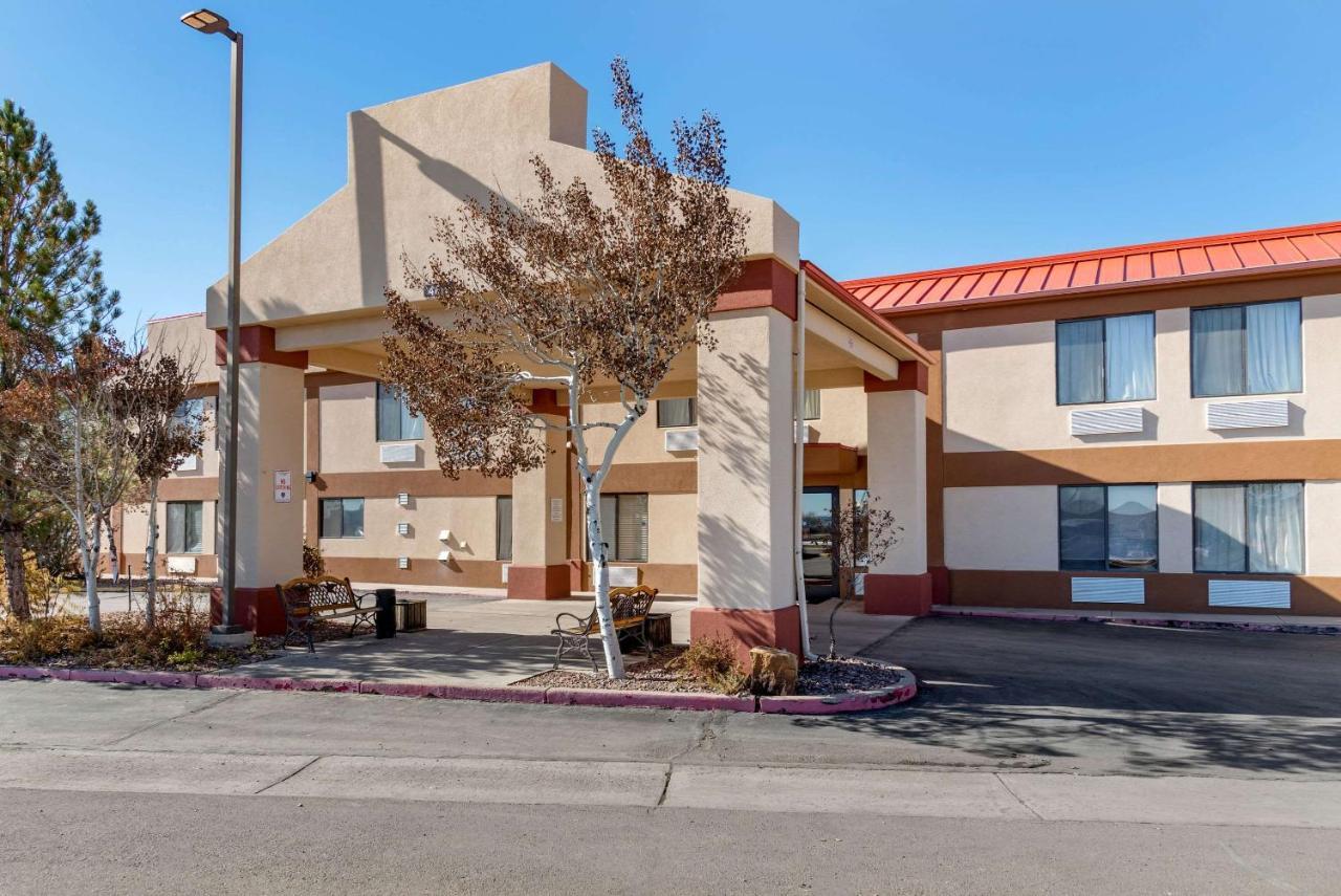 Econo Lodge Pueblo Exterior photo