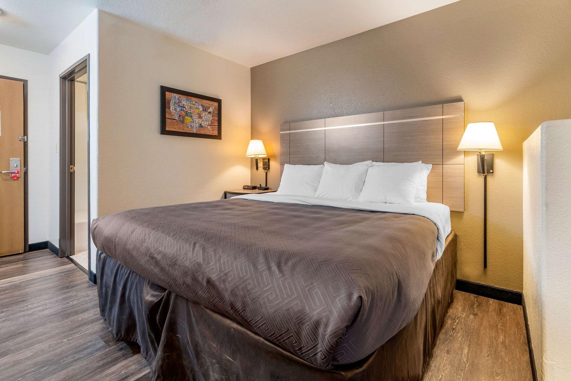 Econo Lodge Pueblo Exterior photo