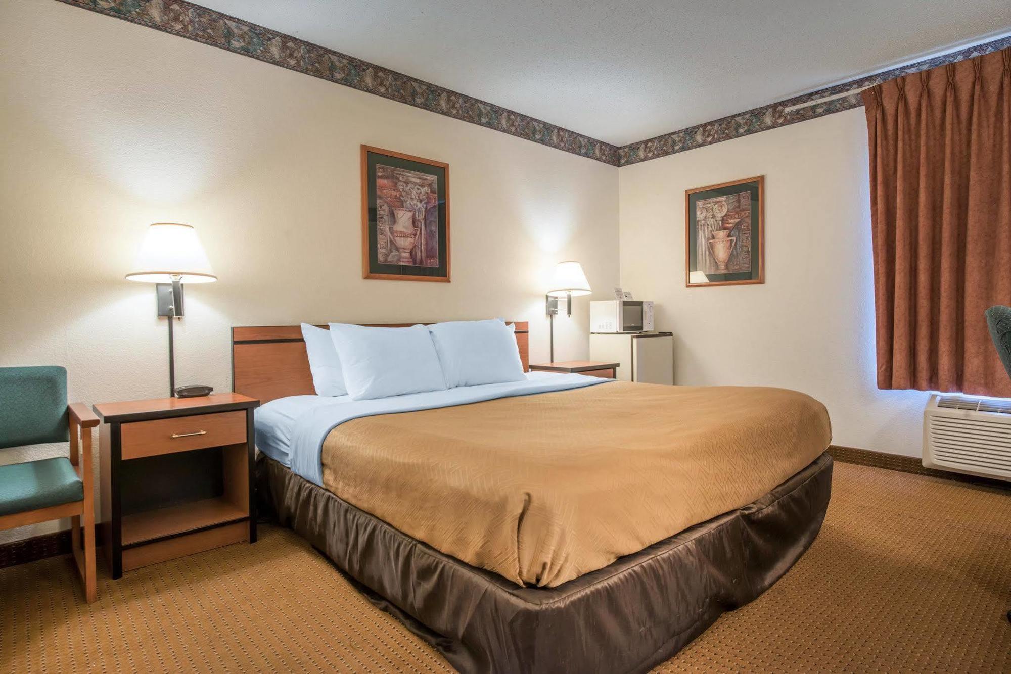 Econo Lodge Pueblo Exterior photo