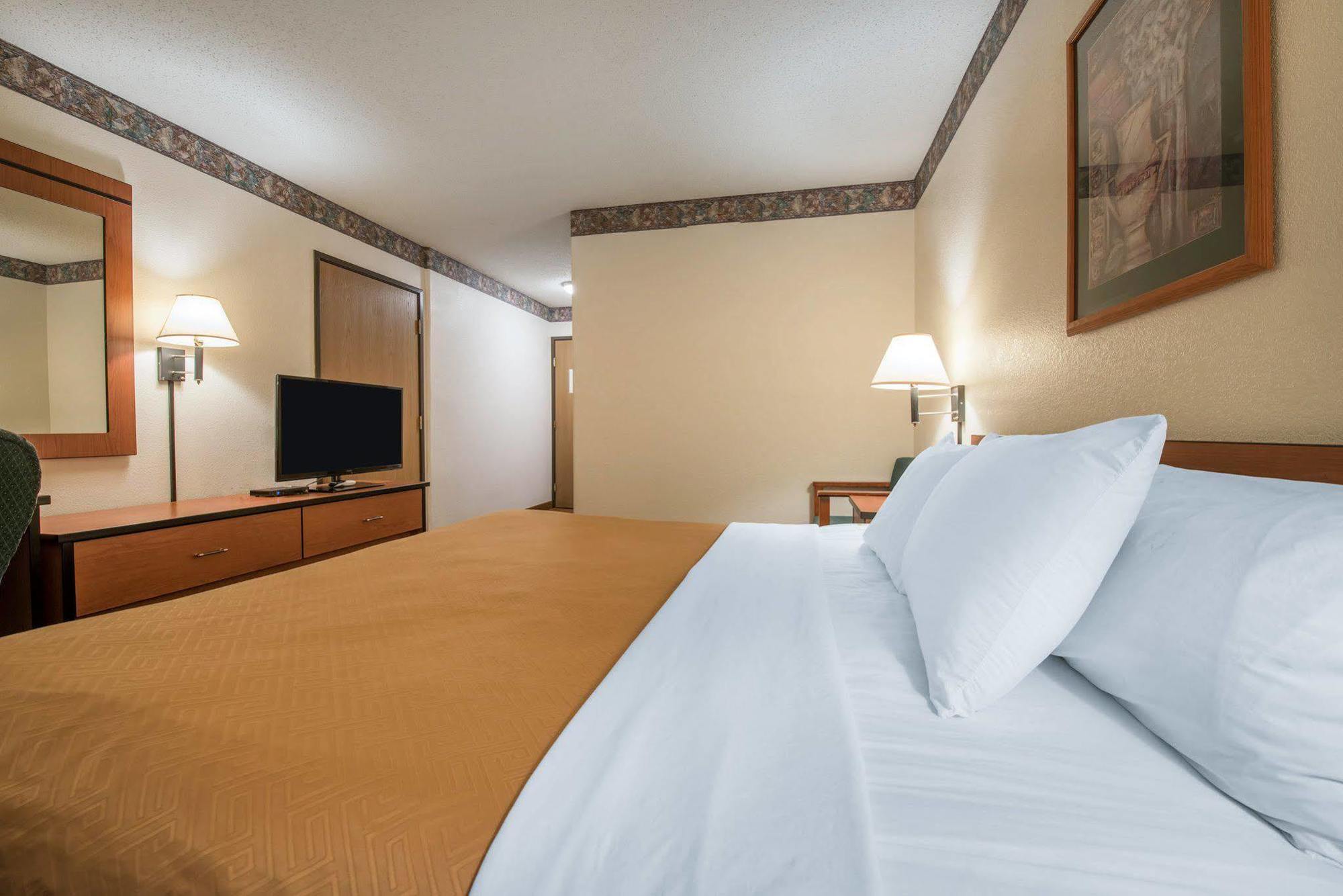 Econo Lodge Pueblo Exterior photo