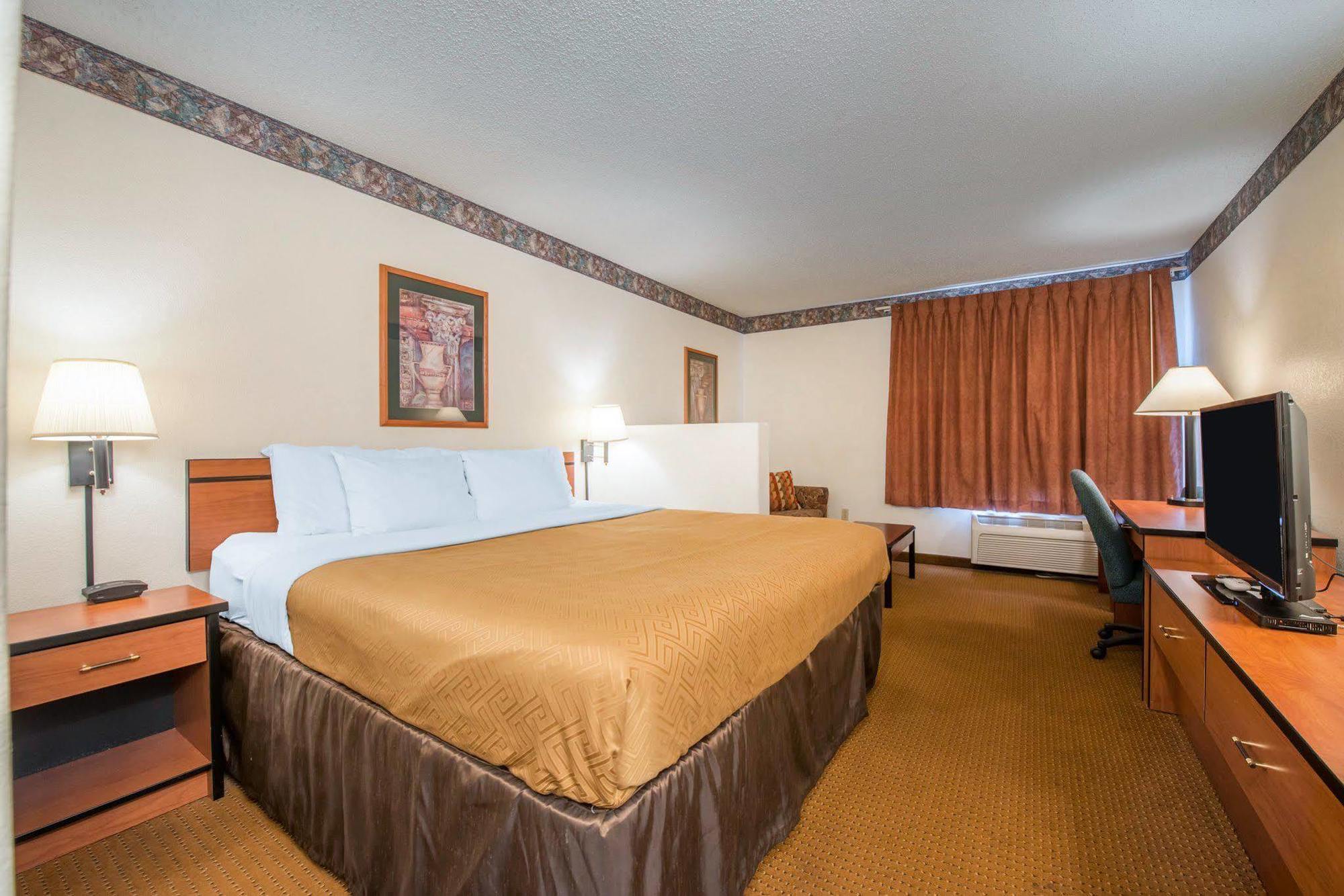Econo Lodge Pueblo Exterior photo
