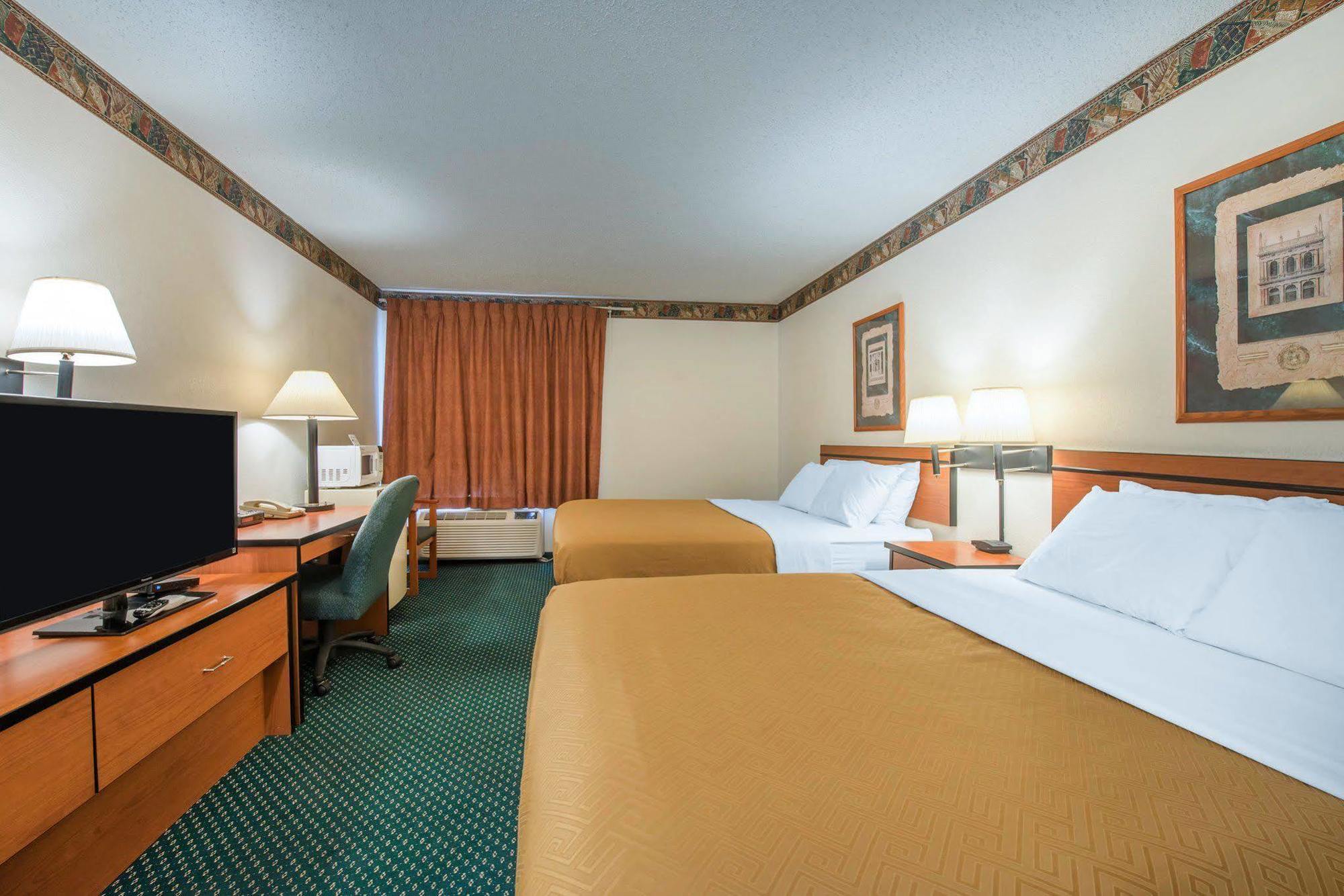 Econo Lodge Pueblo Exterior photo