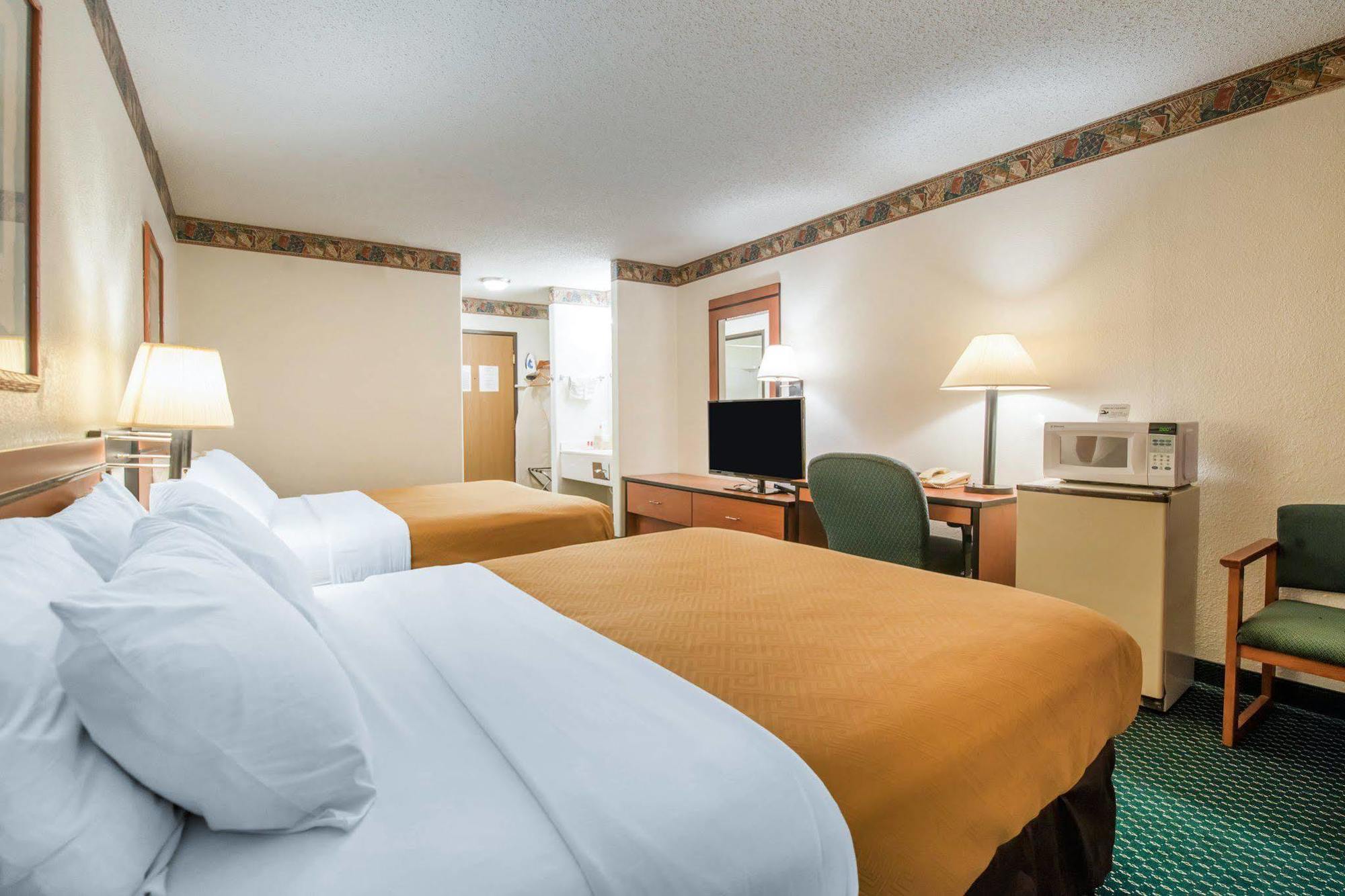 Econo Lodge Pueblo Exterior photo