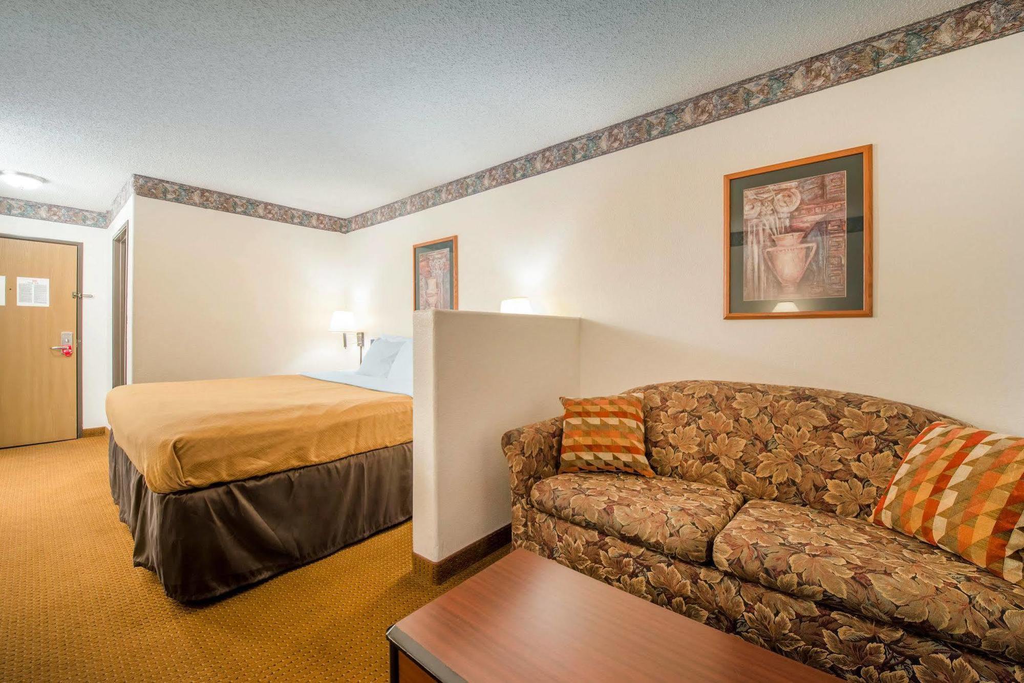 Econo Lodge Pueblo Exterior photo